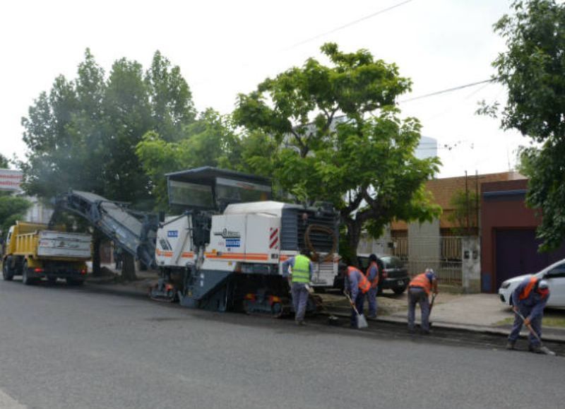 Reparación de la capa asfáltica (imagen de archivo).