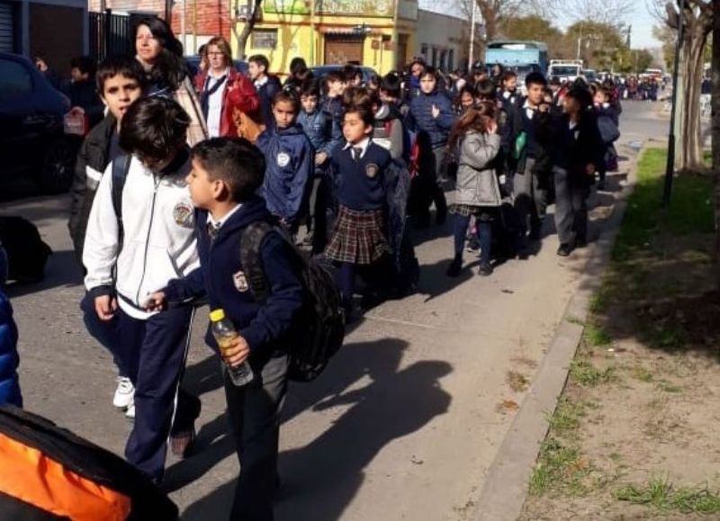 El ya cotidiano peregrinar de los alumnos.