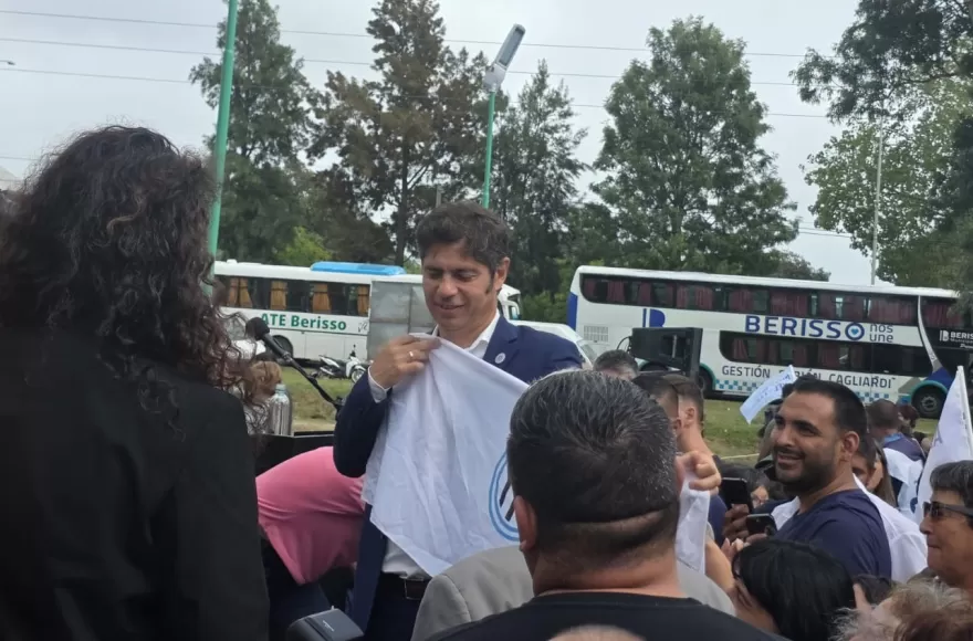 Desde Berisso, Kicillof apuntó contra el Gobierno nacional y reivindicó el “Estado presente”