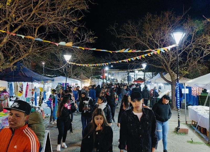 Paseo de artesanos, productores y stands gastronómicos.