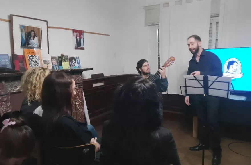 El homenaje comenzó con música en vivo.