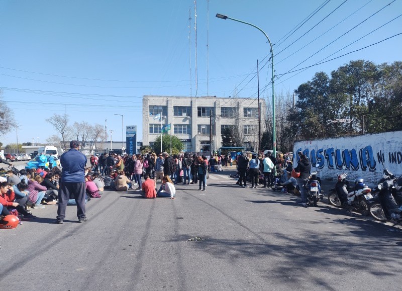 Marcha del Frente Darío Santillán en la puerta de ANSeS.