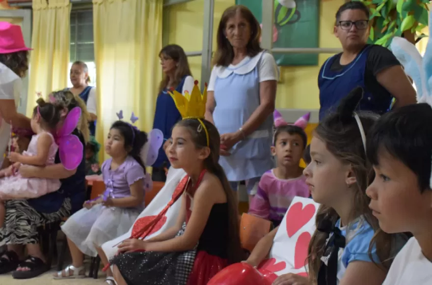 Los niños reciben desayuno y almuerzo y realizan distintas actividades.