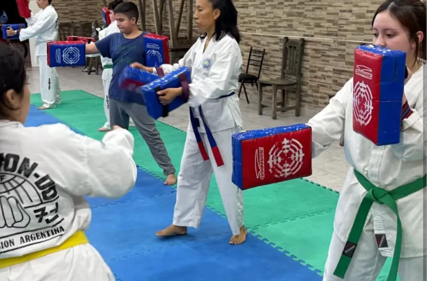 La Escuela de Taekwon-Do ITF de Berisso reúne a más de 30 jóvenes de distintas edades.