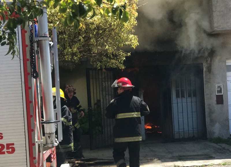 Intensa labor de los bomberos.