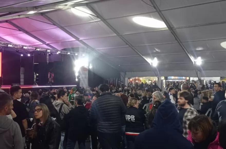 A pesar de la llovizna, la Carpa del Inmigrante recibe a numerosos visitantes en la ante&uacute;ltima jornada