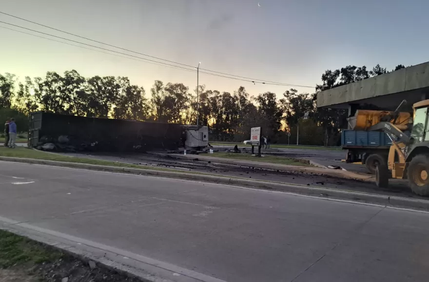Afortunadamente no se registraron personas heridas, y el episodio quedó reducido a daños materiales y complicaciones vehiculares.
