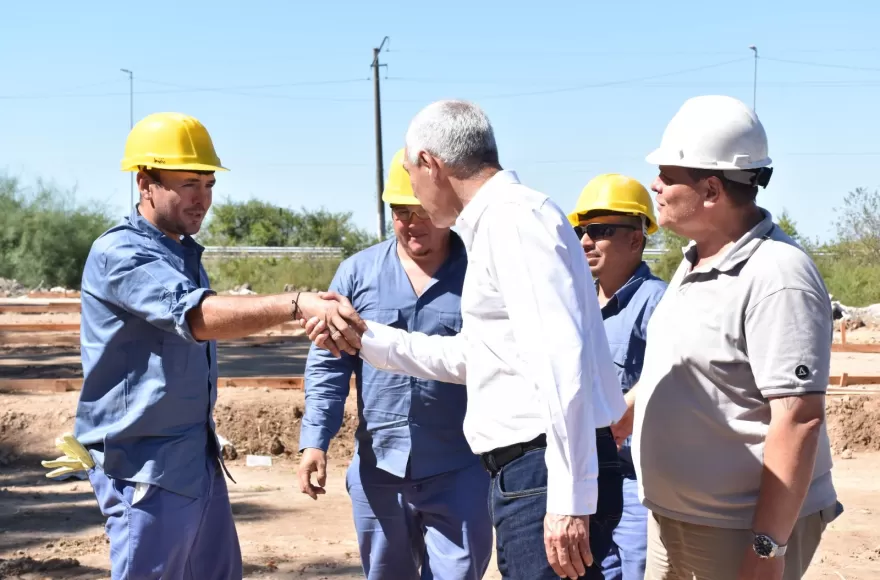 El intendente Fabián Cagliardi recorrió la obra de viviendas modulares que se ejecuta sobre la avenida Mitre.