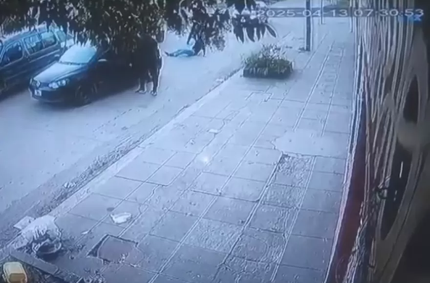 La secuencia quedó registrada en una cámara de seguridad.