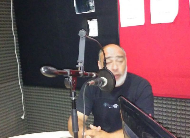 Maximiliano Fernández, en el aire de 'BerissoCiudad en Radio'.