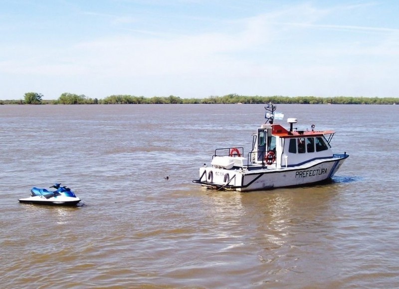 Efectivos de la Prefectura Naval Argentina, Bomberos Voluntarios y Defensa Civil de Ensenada continúan este miércoles la búsqueda.
