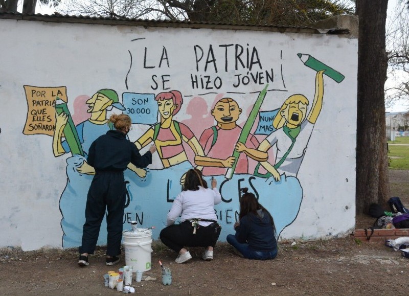 Mural por la Noche de los Lápices.