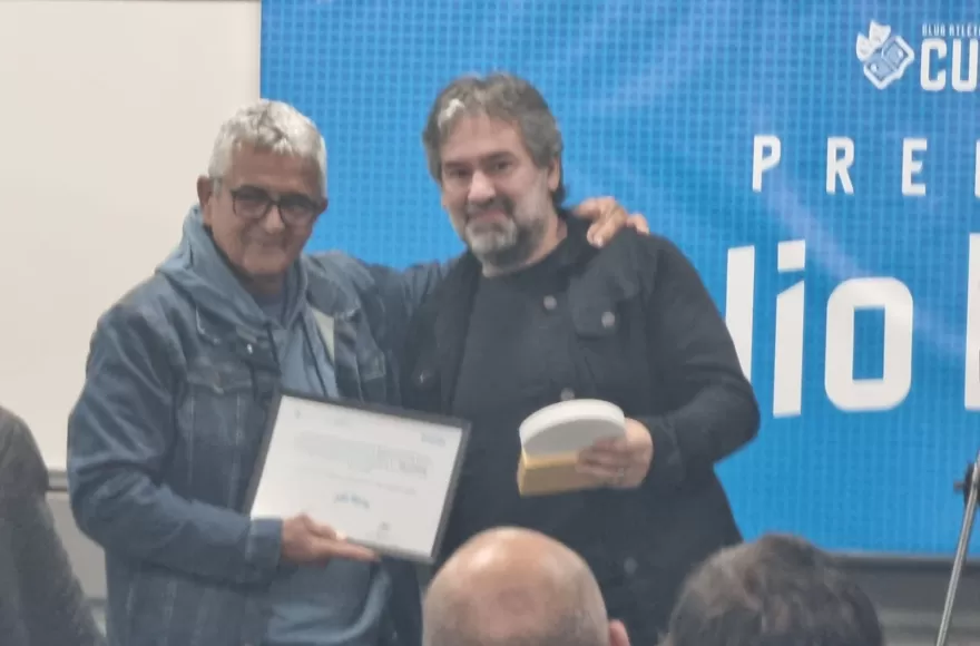 La familia celeste se reunió en el salón principal de la sede social.