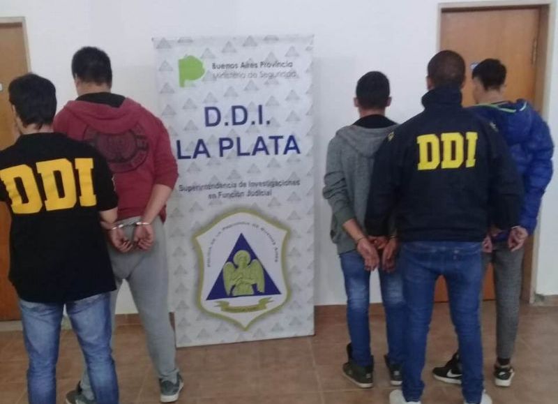 Tres jóvenes fueron aprehendidos acusados de atacar el 3 de marzo pasado a un muchacho en una fiesta y luego en la vía pública.
