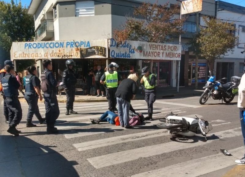 El casco le evitó lesiones graves.