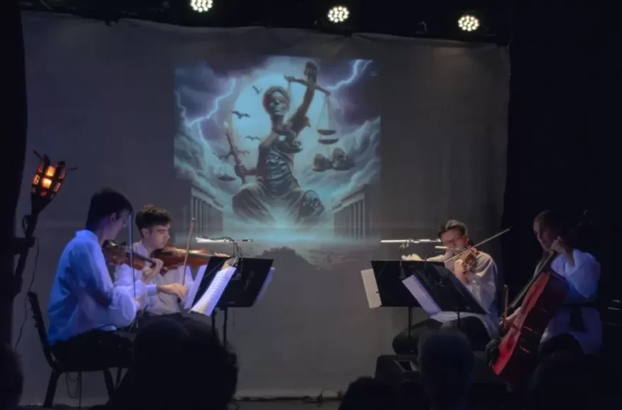 El espectáculo propone un recorrido musical acompañado por una adaptación del texto de Esquilo.