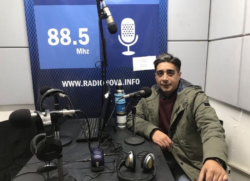 Alejandro Paulenko, en el aire de BerissoCiudad en Radio.