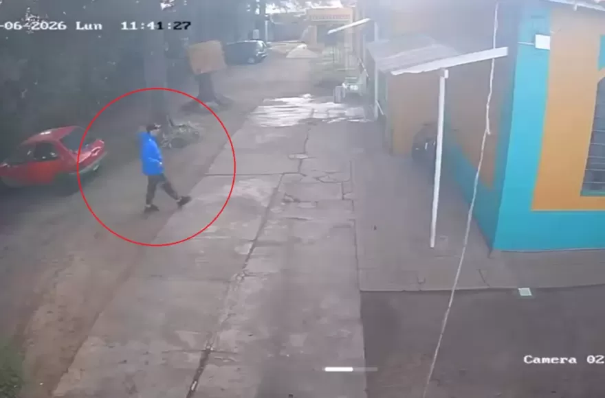 El sujeto tomó la bicicleta y escapó por el mismo lugar por el que había ingresado. 