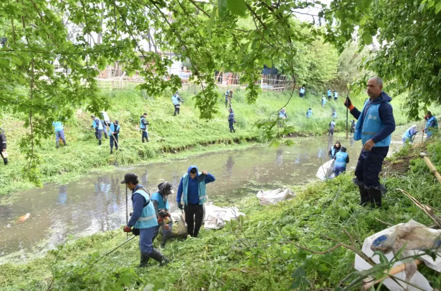 Cagliardi pidió la colaboración de los vecinos y vecinas para mantener limpios los canales y evitar arrojar residuos que puedan obstruir el paso del agua. 