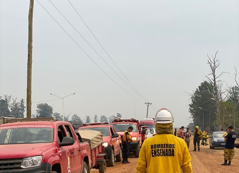 Los Bomberos Voluntarios de Ensenada dan una guerra sin cuartel contra las voraces lenguas de fuego que avanzan sobre cientos de miles de hectáreas correntinas.