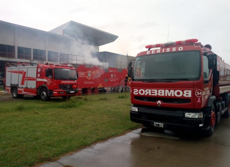 Junto al Bombero Sergio Gómez que formó parte de la logística de la misma trasladando nuestra unidad cisterna N° 34 para abastecer de agua al simulador