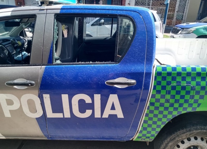 Vecinos del detenido salieron en su defensa y apedrearon a los efectivos.