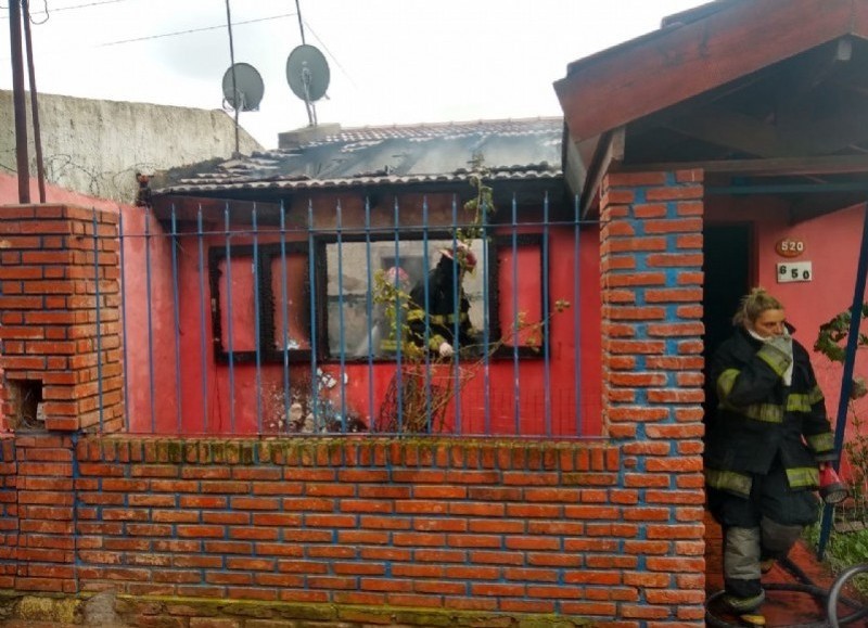 Las pesquisas no descartan que se haya tratado de un robo que terminó en un homicidio y que los delincuentes para borrar huellas decidieron provocar el incendio.