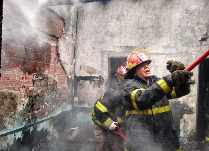 Los bomberos encontraron un cuerpo carbonizado en uno de los dormitorios.