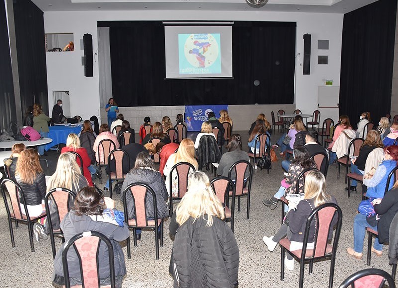 Actividad en el salón de Bomberos.