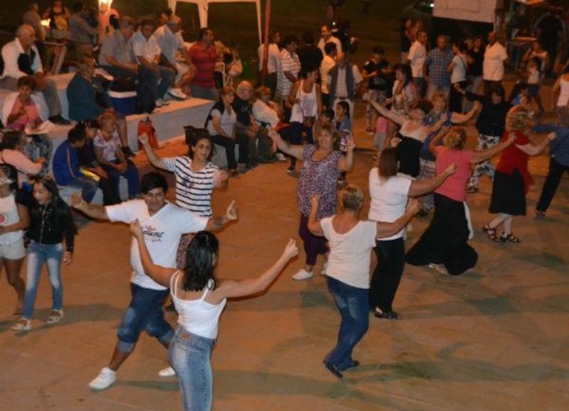 En esta ocasión, el domingo 12, desde las 18:00 horas los y las asistentes podrán compartir una clase abierta de Danzas folclóricas.