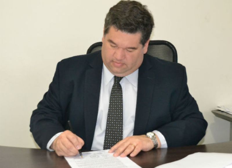 El intendente Nedela firma el decreto.