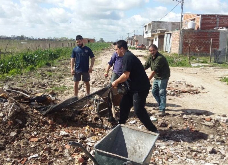 Los propios frentistas tirando escombro.