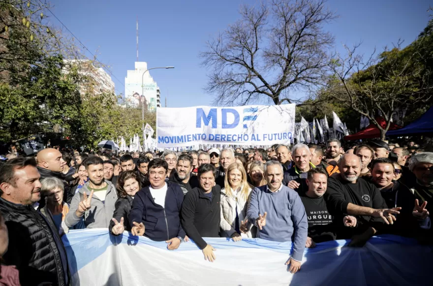 Cagliardi, Kicillof y otros intendentes encabezaron la columna del Movimiento Derecho al Futuro.