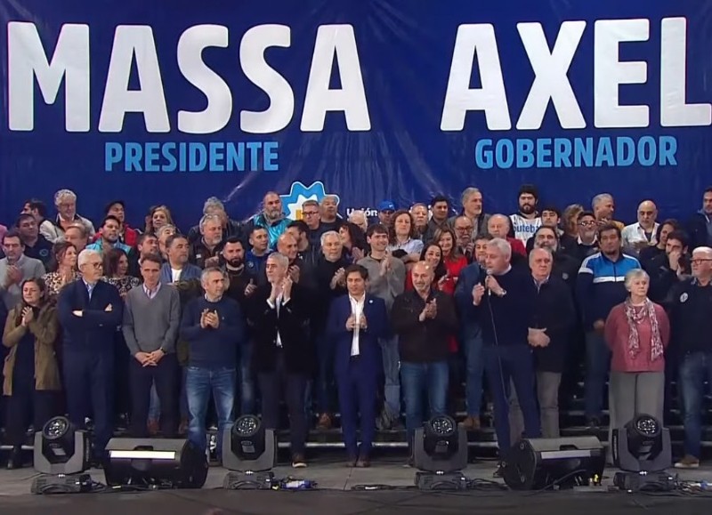 Axel Kicillof, el intendente de Ensenada, Mario Secco, el de Berisso, Fabián Cagliardi y los precandidatos a intendentes de la ciudad de La Plata junto con los funcionarios locales, regionales y provinciales.