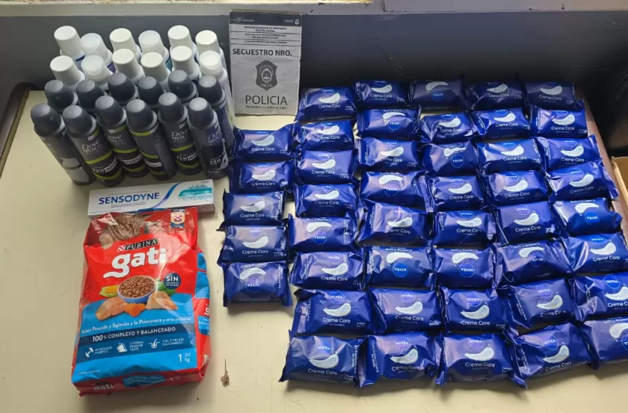 La sospechosa intentó robar 47 jabones de tocador, 25 desodorantes, una pasta dental y una bolsa de alimento para gatos.