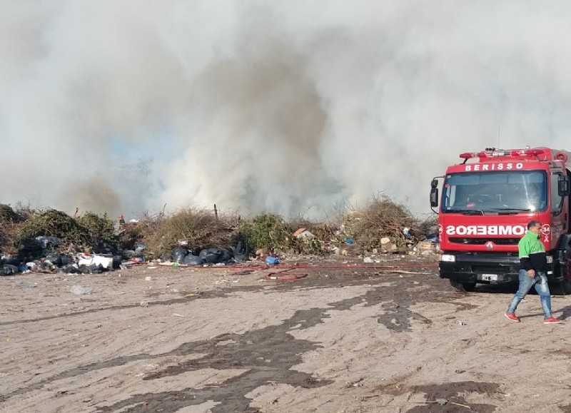 Fuerte despliegue de los bomberos.