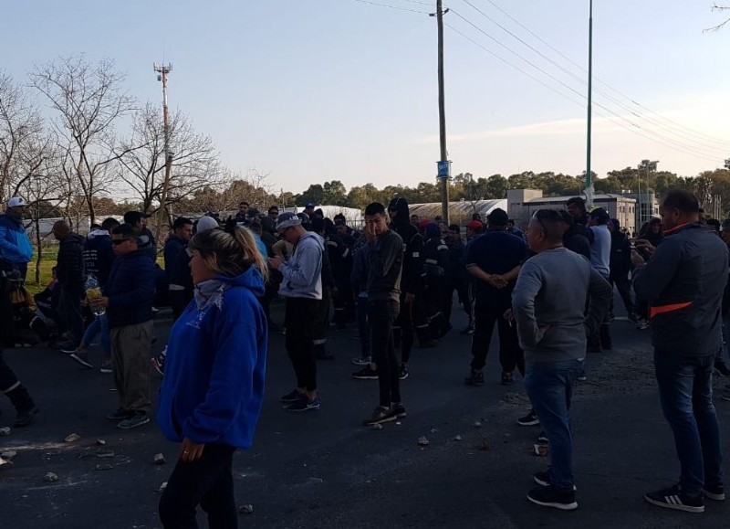 El incidente ocurrió alrededor de las 6 de la mañana, cuando se abrieron las puertas para el ingreso del personal a la planta constructora AESA, que funciona dentro de la destilería.
