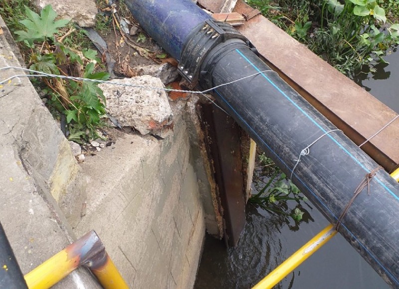 Tras la rotura del caño de agua en Puente Roma, ABSA informó que la labor vigente podría afectar el servicio en zonas puntuales de la ciudad.