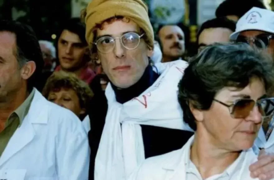 Foto histórica: Spinetta apoyando la lucha docente.