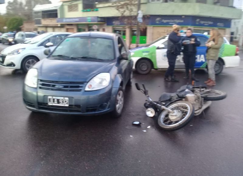 El siniestro fue protagonizado por un auto y una moto.