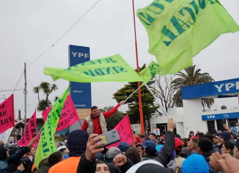 Ruidosa protesta frente a Puerta 1.