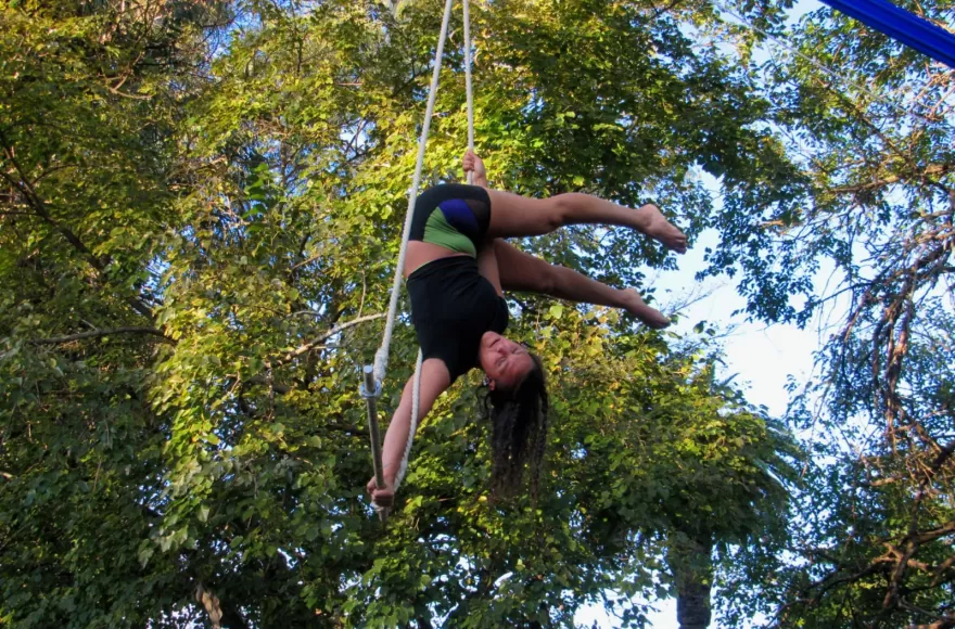 Vicky, tallerista de El Clú se va a subir al trapecio.
