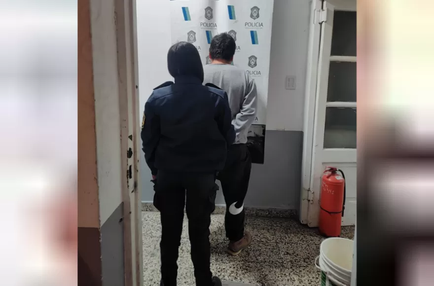 El agresor fue aprehendido en el sitio y trasladado a sede policial.