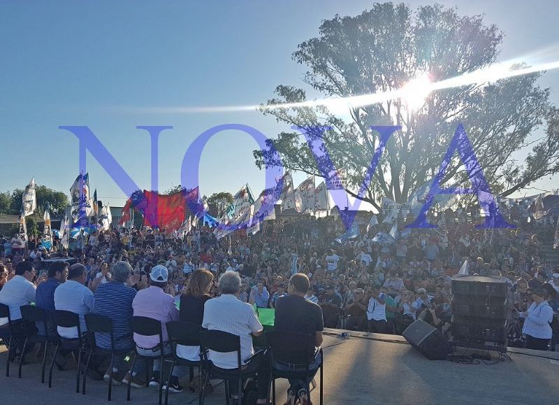 Axel Kicillof junto a Mario Secco en Ensenada durante un acto por el Día de la Soberanía, criticaron duramente al "gobierno entreguista y vendepatria de Cambiemos". (Foto: NOVA)