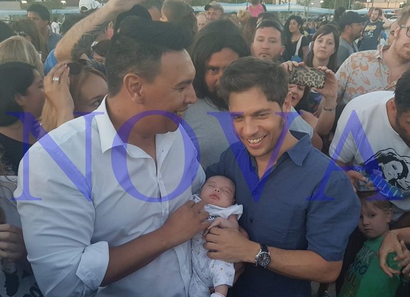 Axel Kicillof junto a Mario Secco en Ensenada durante un acto por el Día de la Soberanía, criticaron duramente al "gobierno entreguista y vendepatria de Cambiemos". (Foto: NOVA)