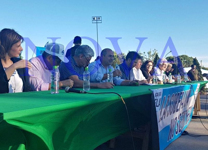 Axel Kicillof junto a Mario Secco en Ensenada durante un acto por el Día de la Soberanía, criticaron duramente al "gobierno entreguista y vendepatria de Cambiemos". (Foto: NOVA)