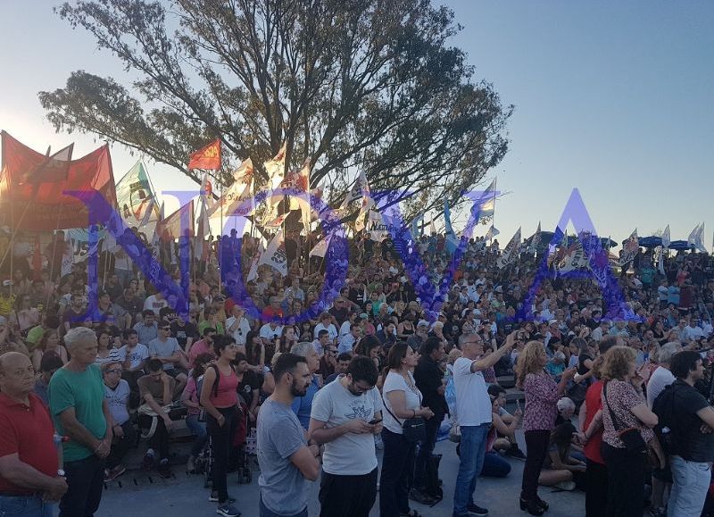 Axel Kicillof junto a Mario Secco en Ensenada durante un acto por el Día de la Soberanía, criticaron duramente al "gobierno entreguista y vendepatria de Cambiemos". (Foto: NOVA)