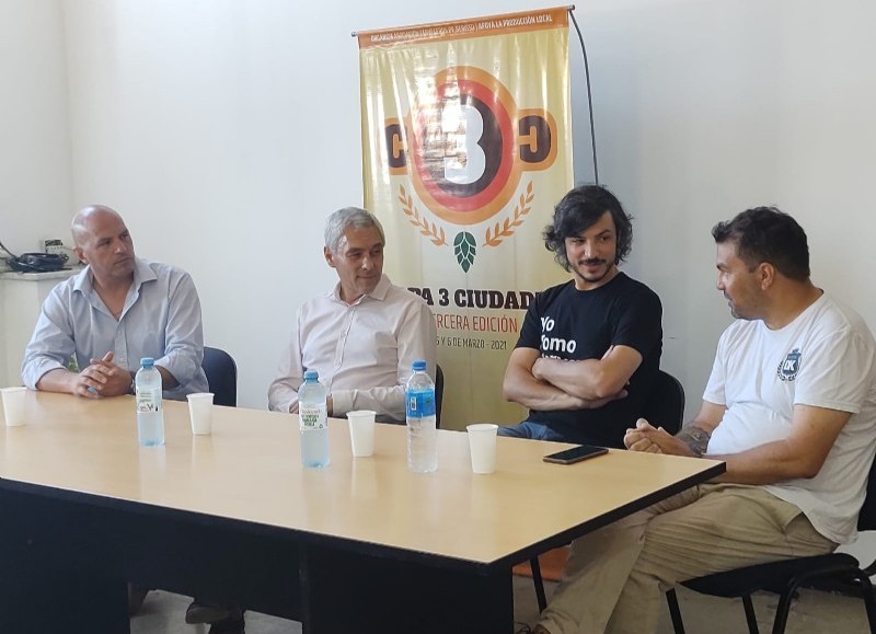 Conferencia en el salón de Producción municipal.