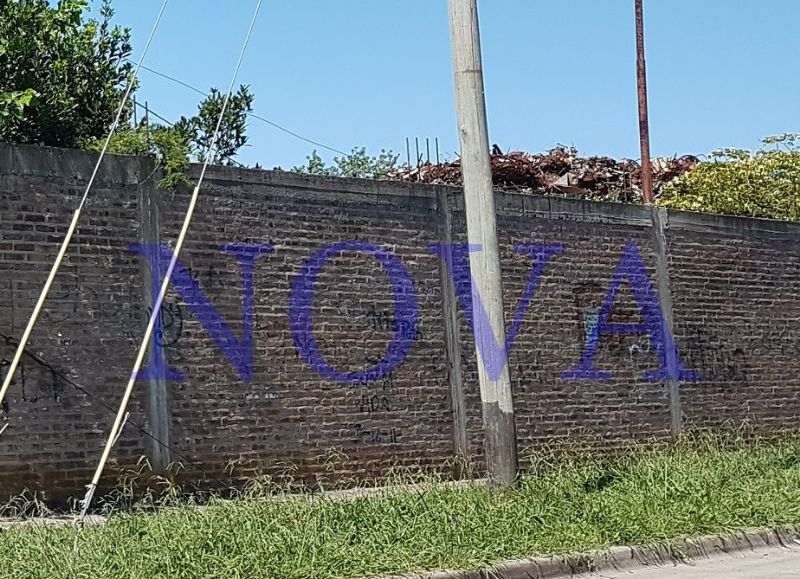 Una manzana entera repleta de chatarra en Villa Argüello, Berisso. (Foto: NOVA)