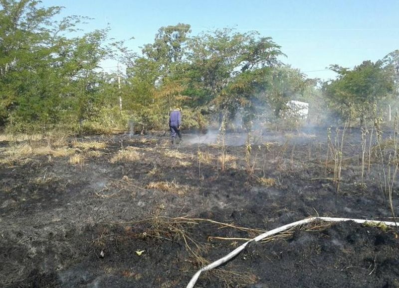 El fuego comenzó cuando una vecina prendió unos pastizales y rápidamente, por la acción del viento, se propagó.